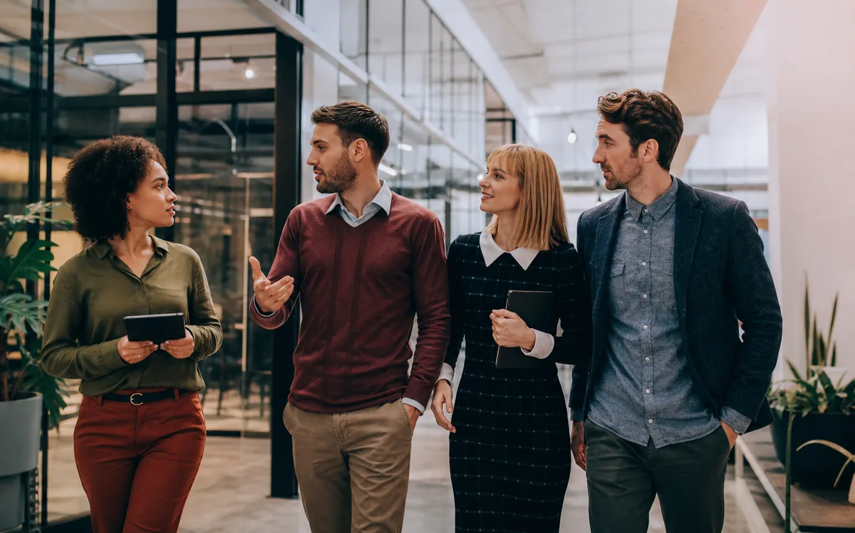 Team arbeitet in einem hellen modernen Unternehmen