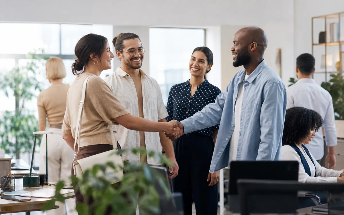 Teammitglied spricht über den Arbeitsplatz – Unternehmen in 60 Sekunden